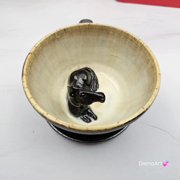Ceramika filiżanka ceramiczna z karym KONIEM i ze spodkiem figurka karego konia wewnątrz filiżanki ręcznie toczona i malowana w kolorze metalicznego grafitu ceramika użytkowa kubek z koniem koń w filiżance filiżanka z koniem piękna ceramika