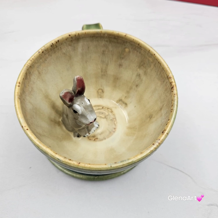 Filiżanka ZAJĄC ceramiczna ze spodkiem z ZAJĄCEM szarakiem w środku ręcznie toczona i malowana w kolorach zielonych niebieskich brązach i beżach oraz szary zając kubek zając z zającem szarakiem filiżanka na Wielkanoc i nie tylko