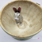 Filiżanka ZAJĄC ceramiczna ze spodkiem z ZAJĄCEM szarakiem w środku ręcznie toczona i malowana w kolorach zielonych niebieskich brązach i beżach oraz szary zając kubek zając z zającem szarakiem filiżanka na Wielkanoc i nie tylko