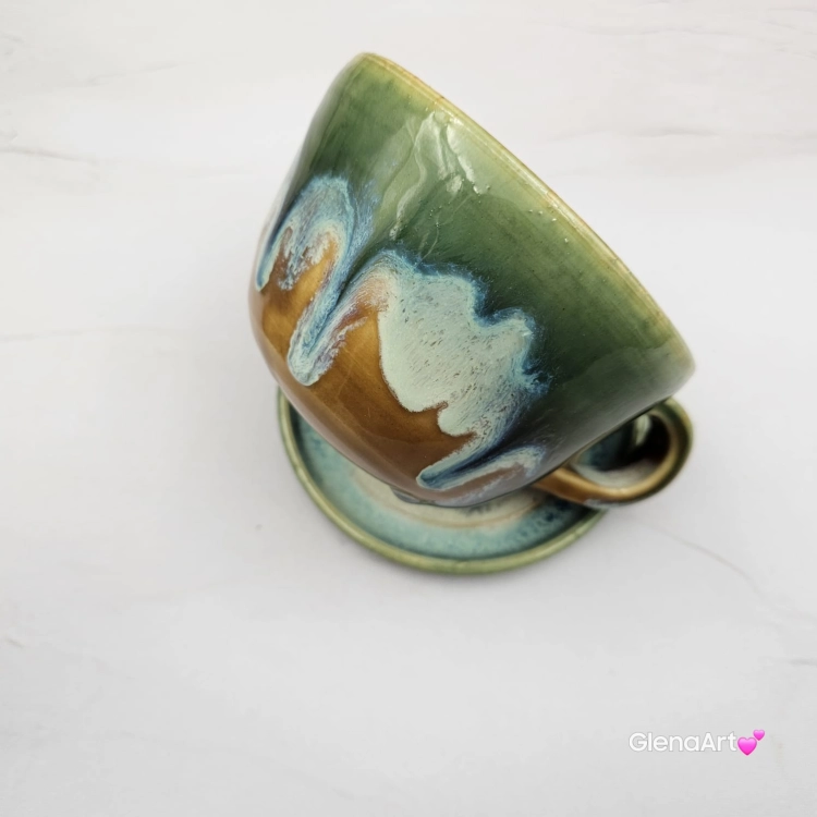 Filiżanka ZAJĄC ceramiczna ze spodkiem z ZAJĄCEM szarakiem w środku ręcznie toczona i malowana w kolorach zielonych niebieskich brązach i beżach oraz szary zając kubek zając z zającem szarakiem filiżanka na Wielkanoc i nie tylko