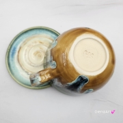Filiżanka ZAJĄC ceramiczna ze spodkiem z ZAJĄCEM szarakiem w środku ręcznie toczona i malowana w kolorach zielonych niebieskich brązach i beżach oraz szary zając kubek zając z zającem szarakiem filiżanka na Wielkanoc i nie tylko