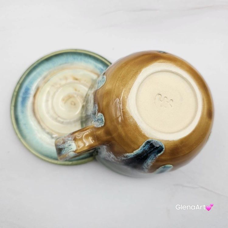 Filiżanka ZAJĄC ceramiczna ze spodkiem z ZAJĄCEM szarakiem w środku ręcznie toczona i malowana w kolorach zielonych niebieskich brązach i beżach oraz szary zając kubek zając z zającem szarakiem filiżanka na Wielkanoc i nie tylko