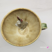Filiżanka ZAJĄC ceramiczna ze spodkiem z ZAJĄCEM szarakiem w środku ręcznie toczona i malowana w kolorach zielonych niebieskich brązach i beżach oraz szary zając kubek zając z zającem szarakiem filiżanka na Wielkanoc i nie tylko