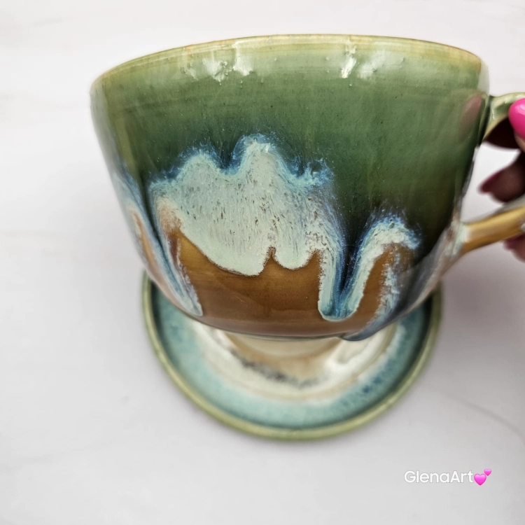 Filiżanka ZAJĄC ceramiczna ze spodkiem z ZAJĄCEM szarakiem w środku ręcznie toczona i malowana w kolorach zielonych niebieskich brązach i beżach oraz szary zając kubek zając z zającem szarakiem filiżanka na Wielkanoc i nie tylko