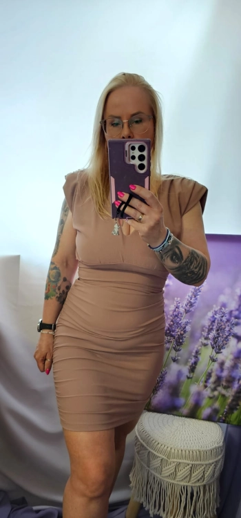 Sukienka LIVIA modelująca w delikatny prążek – Brudny róż roz. S / 36 maskująca brzuszek bardzo komfortowa i wygodna na wiele okazji