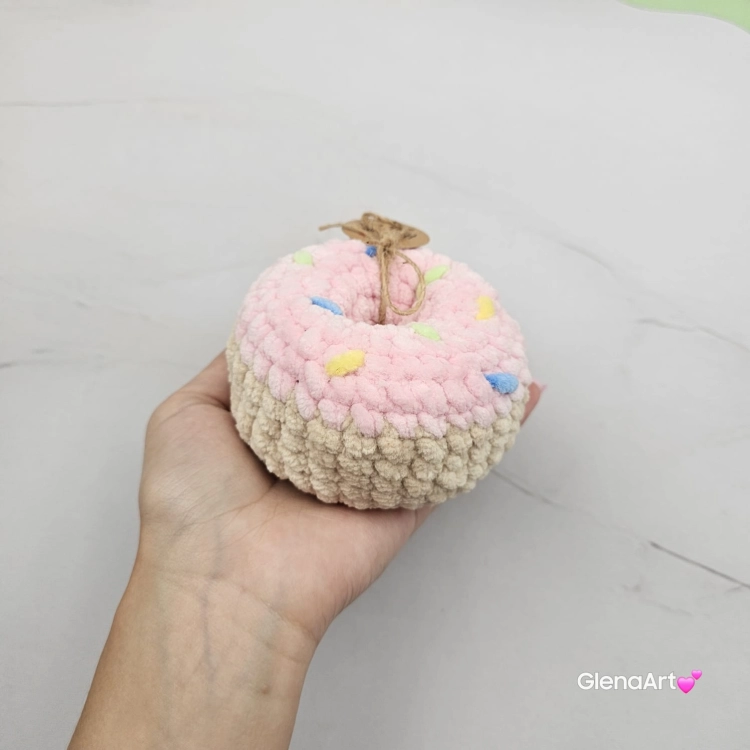 DONUT na szydełku ciastko donat z polewą na szydełku rękodzieło na szydełku polskie uroczy donut na szydełku szydełkowa praca