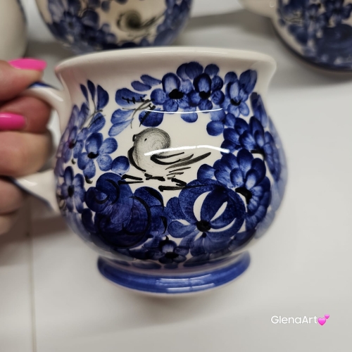 Kubek ceramiczny beczułka kobaltowy z ptaszkiem i kwiatki Nikola Fajans Włocławek 250 ml malowany ręcznie kubek z motywem kwiatowym kobaltowym i ptaszkiem czarnym kubek w kwiatki i ptaszek