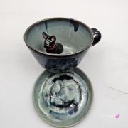 Filiżanka granatowo - seledynowa BULDOG czarny z pieskiem BULDOŻKIEM ceramiczna ze spodkiem i zwierzakiem w środku ręcznie toczona i malowana elegancka filiżanka z pięknym szkliwem BULDOŻEK FRANCUSKI czarny kubek z pieskiem buldożkiem
