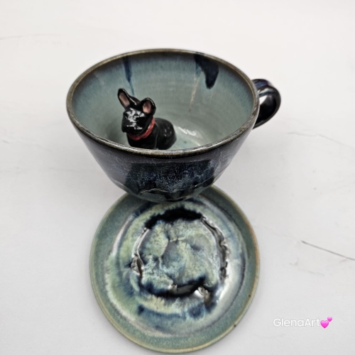 Filiżanka granatowo - seledynowa BULDOG czarny z pieskiem BULDOŻKIEM ceramiczna ze spodkiem i zwierzakiem w środku ręcznie toczona i malowana elegancka filiżanka z pięknym szkliwem BULDOŻEK FRANCUSKI czarny kubek z pieskiem buldożkiem