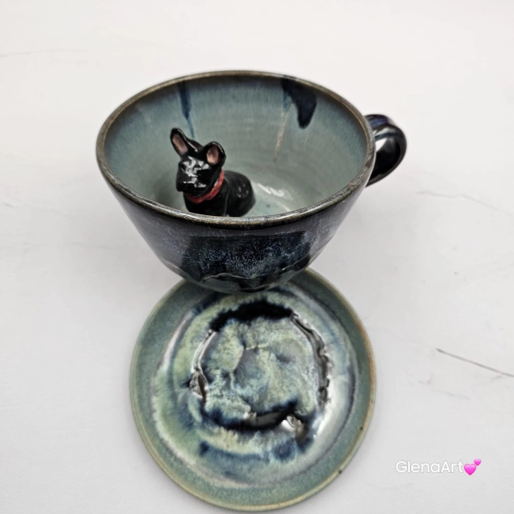 Filiżanka granatowo - seledynowa BULDOG czarny z pieskiem BULDOŻKIEM ceramiczna ze spodkiem i zwierzakiem w środku ręcznie toczona i malowana elegancka filiżanka z pięknym szkliwem BULDOŻEK FRANCUSKI czarny kubek z pieskiem buldożkiem