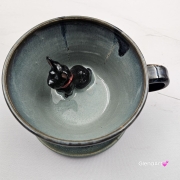 Filiżanka granatowo - seledynowa BULDOG czarny z pieskiem BULDOŻKIEM ceramiczna ze spodkiem i zwierzakiem w środku ręcznie toczona i malowana elegancka filiżanka z pięknym szkliwem BULDOŻEK FRANCUSKI czarny kubek z pieskiem buldożkiem