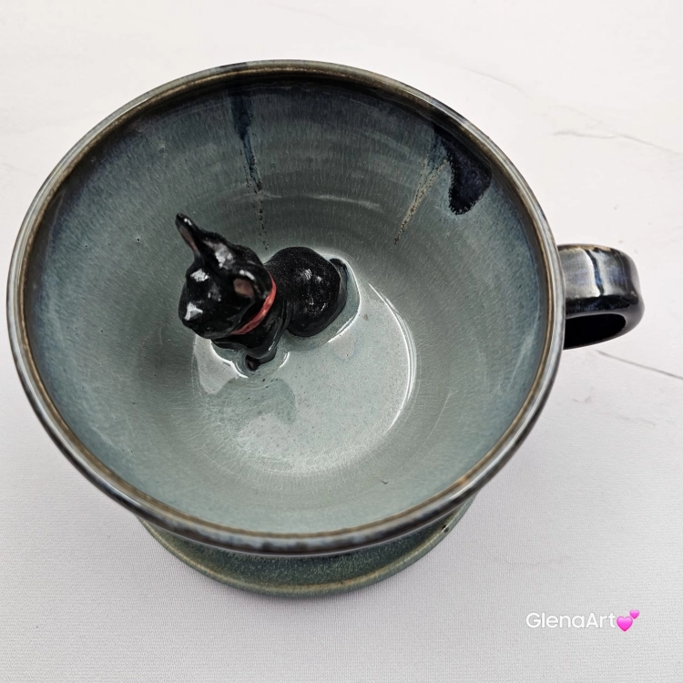 Filiżanka granatowo - seledynowa BULDOG czarny z pieskiem BULDOŻKIEM ceramiczna ze spodkiem i zwierzakiem w środku ręcznie toczona i malowana elegancka filiżanka z pięknym szkliwem BULDOŻEK FRANCUSKI czarny kubek z pieskiem buldożkiem