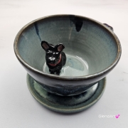 Filiżanka granatowo - seledynowa BULDOG czarny z pieskiem BULDOŻKIEM ceramiczna ze spodkiem i zwierzakiem w środku ręcznie toczona i malowana elegancka filiżanka z pięknym szkliwem BULDOŻEK FRANCUSKI czarny kubek z pieskiem buldożkiem