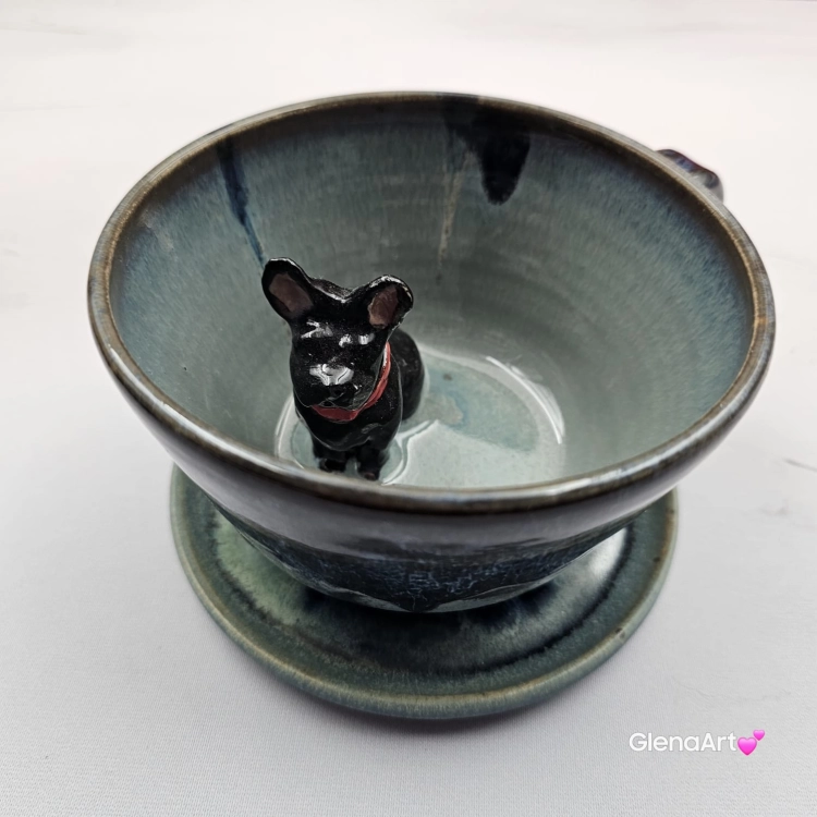 Filiżanka granatowo - seledynowa BULDOG czarny z pieskiem BULDOŻKIEM ceramiczna ze spodkiem i zwierzakiem w środku ręcznie toczona i malowana elegancka filiżanka z pięknym szkliwem BULDOŻEK FRANCUSKI czarny kubek z pieskiem buldożkiem