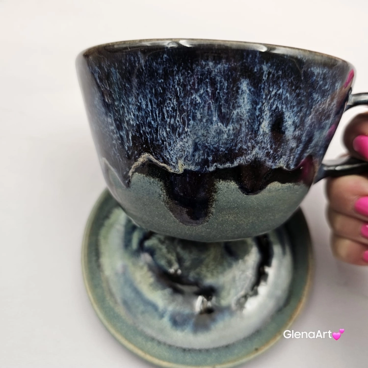 Filiżanka granatowo - seledynowa BULDOG czarny z pieskiem BULDOŻKIEM ceramiczna ze spodkiem i zwierzakiem w środku ręcznie toczona i malowana elegancka filiżanka z pięknym szkliwem BULDOŻEK FRANCUSKI czarny kubek z pieskiem buldożkiem