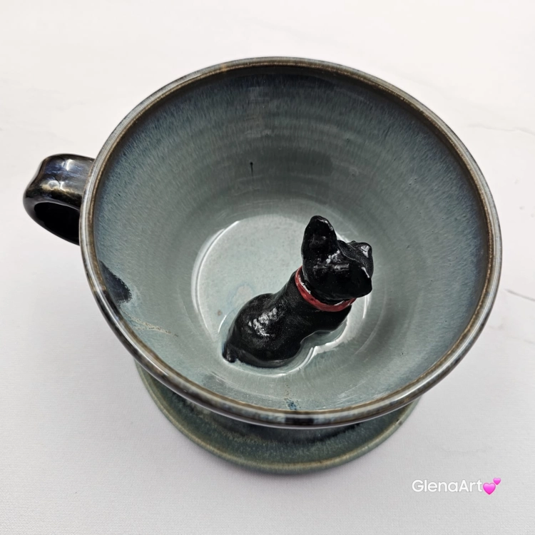 Filiżanka granatowo - seledynowa BULDOG czarny z pieskiem BULDOŻKIEM ceramiczna ze spodkiem i zwierzakiem w środku ręcznie toczona i malowana elegancka filiżanka z pięknym szkliwem BULDOŻEK FRANCUSKI czarny kubek z pieskiem buldożkiem