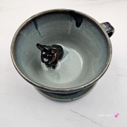 Filiżanka granatowo - seledynowa BULDOG czarny z pieskiem BULDOŻKIEM ceramiczna ze spodkiem i zwierzakiem w środku ręcznie toczona i malowana elegancka filiżanka z pięknym szkliwem BULDOŻEK FRANCUSKI czarny kubek z pieskiem buldożkiem