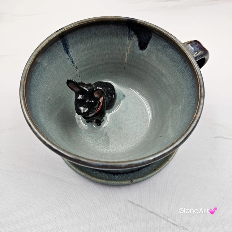 Filiżanka granatowo - seledynowa BULDOG czarny z pieskiem BULDOŻKIEM ceramiczna ze spodkiem i zwierzakiem w środku ręcznie toczona i malowana elegancka filiżanka z pięknym szkliwem BULDOŻEK FRANCUSKI czarny kubek z pieskiem buldożkiem