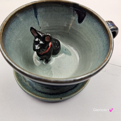 Filiżanka granatowo - seledynowa BULDOG czarny z pieskiem BULDOŻKIEM ceramiczna ze spodkiem i zwierzakiem w środku ręcznie toczona i malowana elegancka filiżanka z pięknym szkliwem BULDOŻEK FRANCUSKI czarny kubek z pieskiem buldożkiem