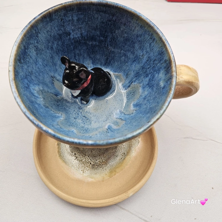Filiżanka niebiesko - karmelowa BULDOG czarny z pieskiem BULDOŻKIEM ceramiczna ze spodkiem i zwierzakiem w środku ręcznie toczona i malowana elegancka filiżanka z pięknym szkliwem BULDOŻEK FRANCUSKI czarny kubek z pieskiem buldożkiem