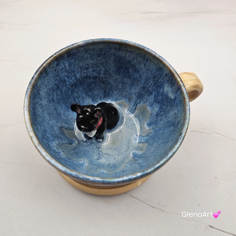 Filiżanka niebiesko - karmelowa BULDOG czarny z pieskiem BULDOŻKIEM ceramiczna ze spodkiem i zwierzakiem w środku ręcznie toczona i malowana elegancka filiżanka z pięknym szkliwem BULDOŻEK FRANCUSKI czarny kubek z pieskiem buldożkiem