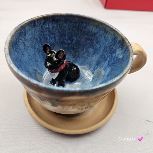 Filiżanka niebiesko - karmelowa BULDOG czarny z pieskiem BULDOŻKIEM ceramiczna ze spodkiem i zwierzakiem w środku ręcznie toczona i malowana elegancka filiżanka z pięknym szkliwem BULDOŻEK FRANCUSKI czarny kubek z pieskiem buldożkiem