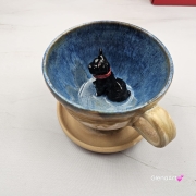 Filiżanka niebiesko - karmelowa BULDOG czarny z pieskiem BULDOŻKIEM ceramiczna ze spodkiem i zwierzakiem w środku ręcznie toczona i malowana elegancka filiżanka z pięknym szkliwem BULDOŻEK FRANCUSKI czarny kubek z pieskiem buldożkiem