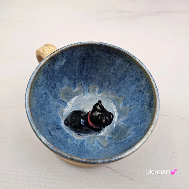 Filiżanka niebiesko - karmelowa BULDOG czarny z pieskiem BULDOŻKIEM ceramiczna ze spodkiem i zwierzakiem w środku ręcznie toczona i malowana elegancka filiżanka z pięknym szkliwem BULDOŻEK FRANCUSKI czarny kubek z pieskiem buldożkiem