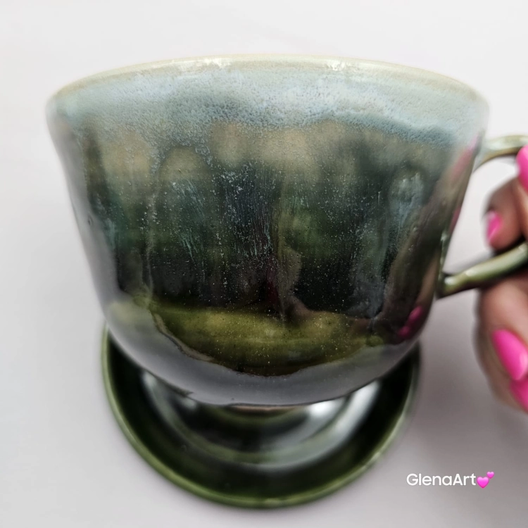 Filiżanka KOT zieleń butelkowa i seledyn z karmelowym kotem ceramiczna ze spodkiem i figurką KOTA w środku ręcznie toczona i malowana ze spodkiem przenikające się szkliwa KOTEK kubek kot