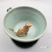 Filiżanka KOT zieleń butelkowa i seledyn z karmelowym kotem ceramiczna ze spodkiem i figurką KOTA w środku ręcznie toczona i malowana ze spodkiem przenikające się szkliwa KOTEK kubek kot