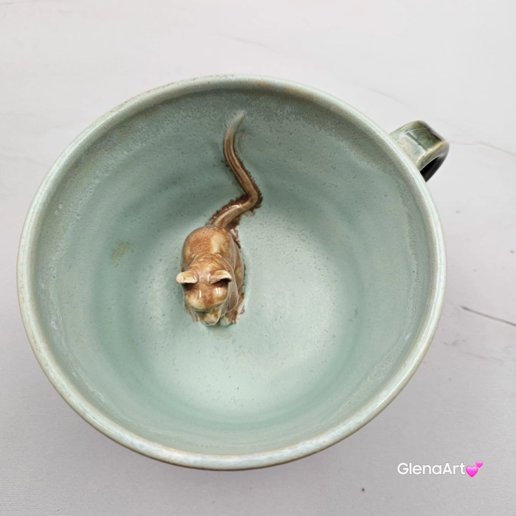 Filiżanka KOT zieleń butelkowa i seledyn z karmelowym kotem ceramiczna ze spodkiem i figurką KOTA w środku ręcznie toczona i malowana ze spodkiem przenikające się szkliwa KOTEK kubek kot