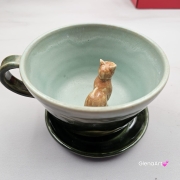 Filiżanka KOT zieleń butelkowa i seledyn z karmelowym kotem ceramiczna ze spodkiem i figurką KOTA w środku ręcznie toczona i malowana ze spodkiem przenikające się szkliwa KOTEK kubek kot