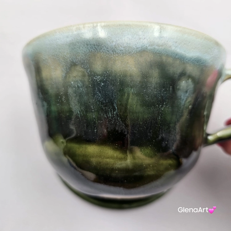 Filiżanka KOT zieleń butelkowa i seledyn z karmelowym kotem ceramiczna ze spodkiem i figurką KOTA w środku ręcznie toczona i malowana ze spodkiem przenikające się szkliwa KOTEK kubek kot