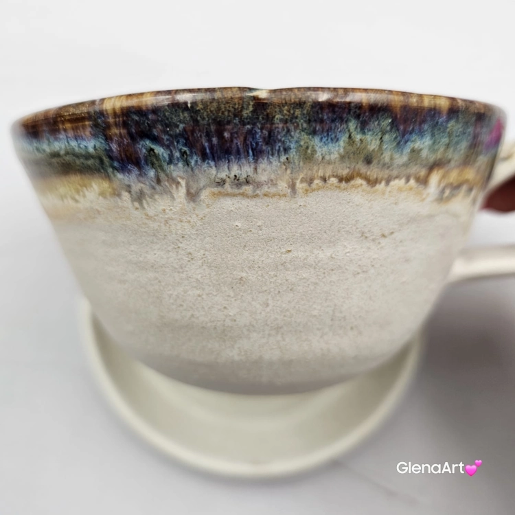 Filiżanka KOT niebiesko - beżowa z karmelowym kotem ceramiczna ze spodkiem i figurką KOTA w środku ręcznie toczona i malowana ze spodkiem przenikające się szkliwa KOTEK kubek kot