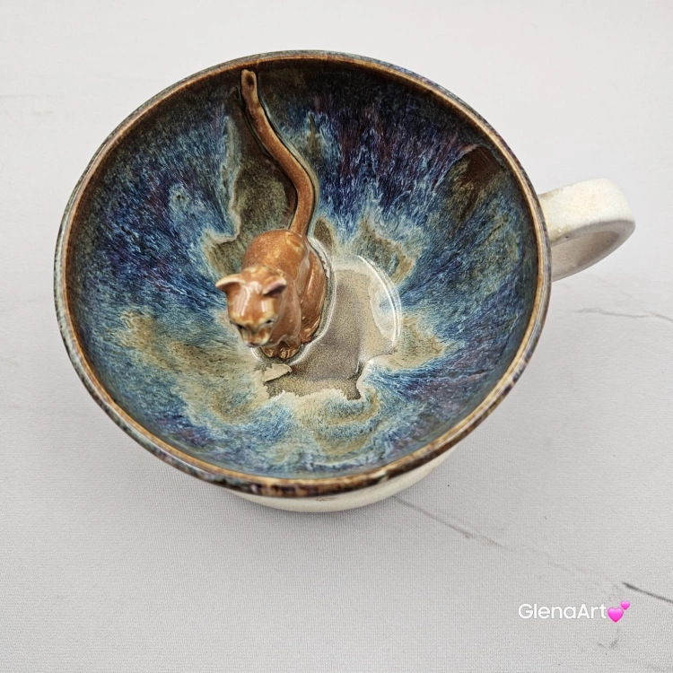Filiżanka KOT niebiesko - beżowa z karmelowym kotem ceramiczna ze spodkiem i figurką KOTA w środku ręcznie toczona i malowana ze spodkiem przenikające się szkliwa KOTEK kubek kot
