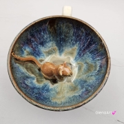 Filiżanka KOT niebiesko - beżowa z karmelowym kotem ceramiczna ze spodkiem i figurką KOTA w środku ręcznie toczona i malowana ze spodkiem przenikające się szkliwa KOTEK kubek kot