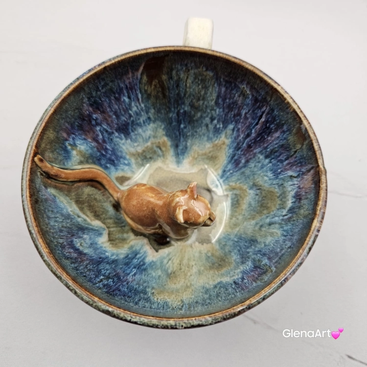 Filiżanka KOT niebiesko - beżowa z karmelowym kotem ceramiczna ze spodkiem i figurką KOTA w środku ręcznie toczona i malowana ze spodkiem przenikające się szkliwa KOTEK kubek kot
