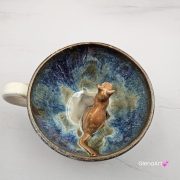 Filiżanka KOT niebiesko - beżowa z karmelowym kotem ceramiczna ze spodkiem i figurką KOTA w środku ręcznie toczona i malowana ze spodkiem przenikające się szkliwa KOTEK kubek kot