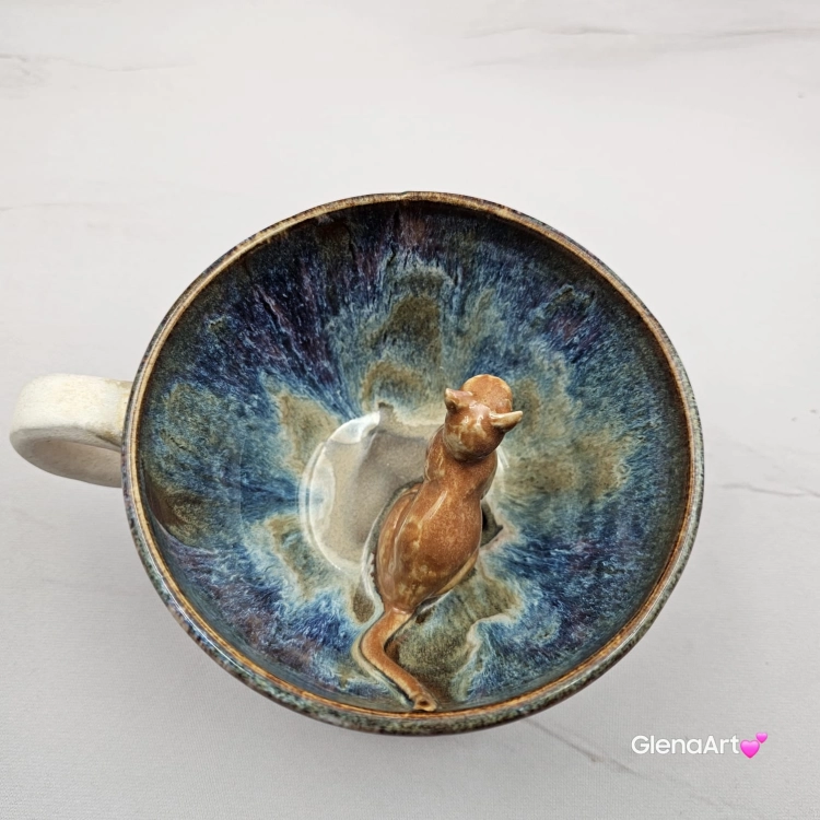 Filiżanka KOT niebiesko - beżowa z karmelowym kotem ceramiczna ze spodkiem i figurką KOTA w środku ręcznie toczona i malowana ze spodkiem przenikające się szkliwa KOTEK kubek kot