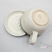 Filiżanka KOT niebiesko - beżowa z karmelowym kotem ceramiczna ze spodkiem i figurką KOTA w środku ręcznie toczona i malowana ze spodkiem przenikające się szkliwa KOTEK kubek kot