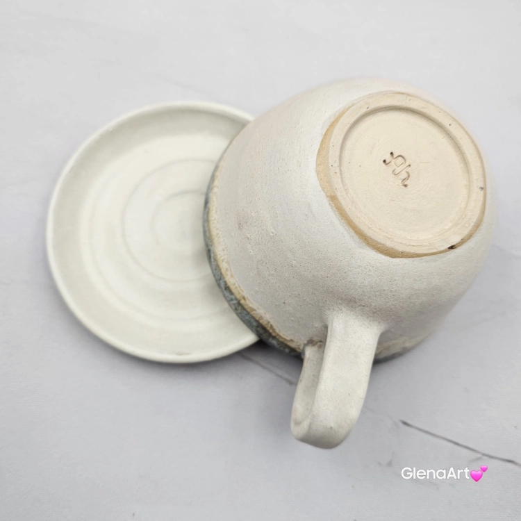 Filiżanka KOT niebiesko - beżowa z karmelowym kotem ceramiczna ze spodkiem i figurką KOTA w środku ręcznie toczona i malowana ze spodkiem przenikające się szkliwa KOTEK kubek kot