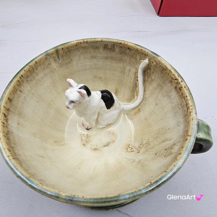 Filiżanka KOT biały NIEIDEALNA ceramiczna ze spodkiem z KOTEM w środku ręcznie toczona i malowana w kolorach zielonych niebieskich brązach i beżach oraz biały kot kubek