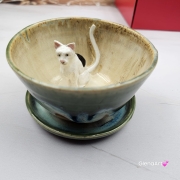 Filiżanka KOT biały NIEIDEALNA ceramiczna ze spodkiem z KOTEM w środku ręcznie toczona i malowana w kolorach zielonych niebieskich brązach i beżach oraz biały kot kubek