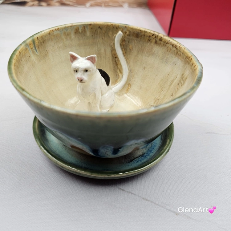Filiżanka KOT biały NIEIDEALNA ceramiczna ze spodkiem z KOTEM w środku ręcznie toczona i malowana w kolorach zielonych niebieskich brązach i beżach oraz biały kot kubek