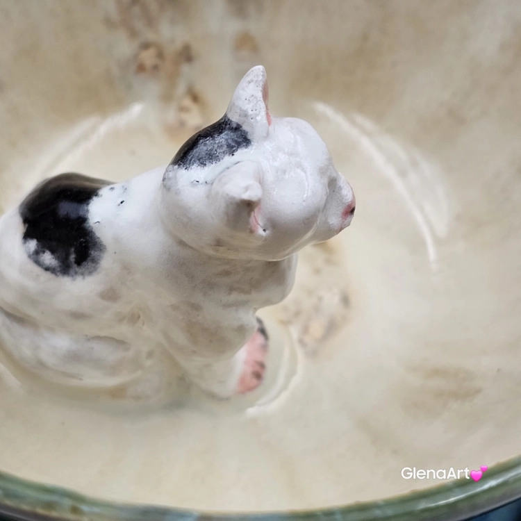 Filiżanka KOT biały NIEIDEALNA ceramiczna ze spodkiem z KOTEM w środku ręcznie toczona i malowana w kolorach zielonych niebieskich brązach i beżach oraz biały kot kubek