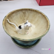 Filiżanka KOT biały NIEIDEALNA ceramiczna ze spodkiem z KOTEM w środku ręcznie toczona i malowana w kolorach zielonych niebieskich brązach i beżach oraz biały kot kubek