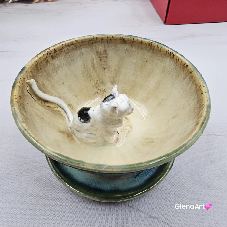 Filiżanka KOT biały NIEIDEALNA ceramiczna ze spodkiem z KOTEM w środku ręcznie toczona i malowana w kolorach zielonych niebieskich brązach i beżach oraz biały kot kubek