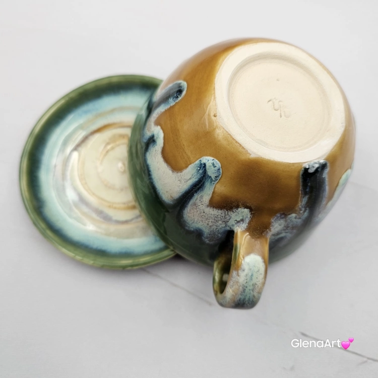 Filiżanka KOT biały NIEIDEALNA ceramiczna ze spodkiem z KOTEM w środku ręcznie toczona i malowana w kolorach zielonych niebieskich brązach i beżach oraz biały kot kubek