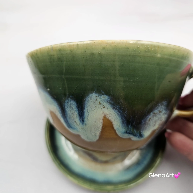 Filiżanka KOT biały NIEIDEALNA ceramiczna ze spodkiem z KOTEM w środku ręcznie toczona i malowana w kolorach zielonych niebieskich brązach i beżach oraz biały kot kubek