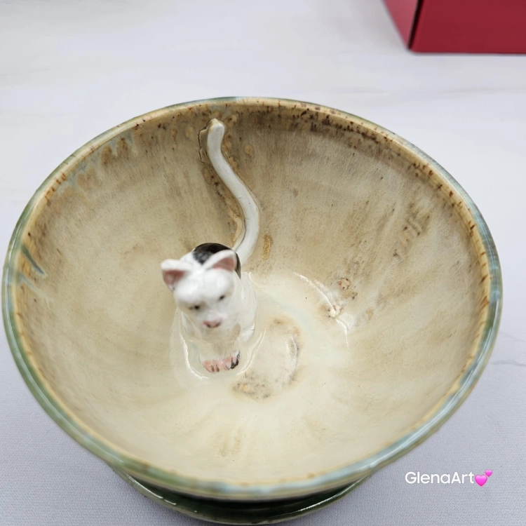 Filiżanka KOT biały NIEIDEALNA ceramiczna ze spodkiem z KOTEM w środku ręcznie toczona i malowana w kolorach zielonych niebieskich brązach i beżach oraz biały kot kubek